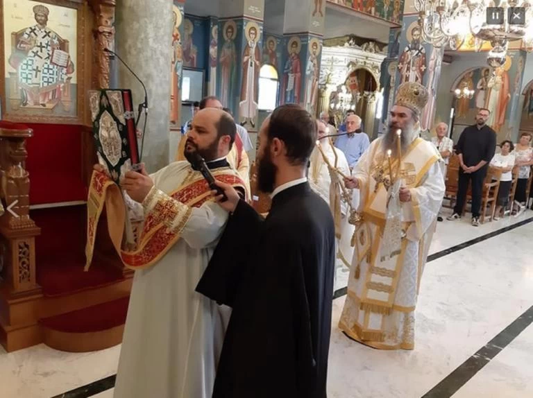 Γνωστός δημοσιογράφος χειροτονήθηκε ιερέας (Βίντεο)